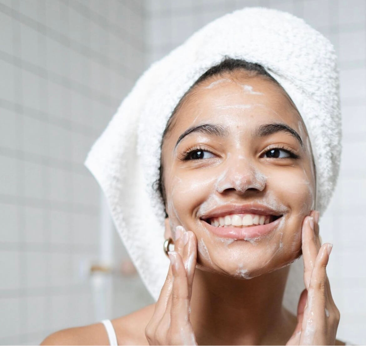 Est-il bon de se laver le visage au savon ?